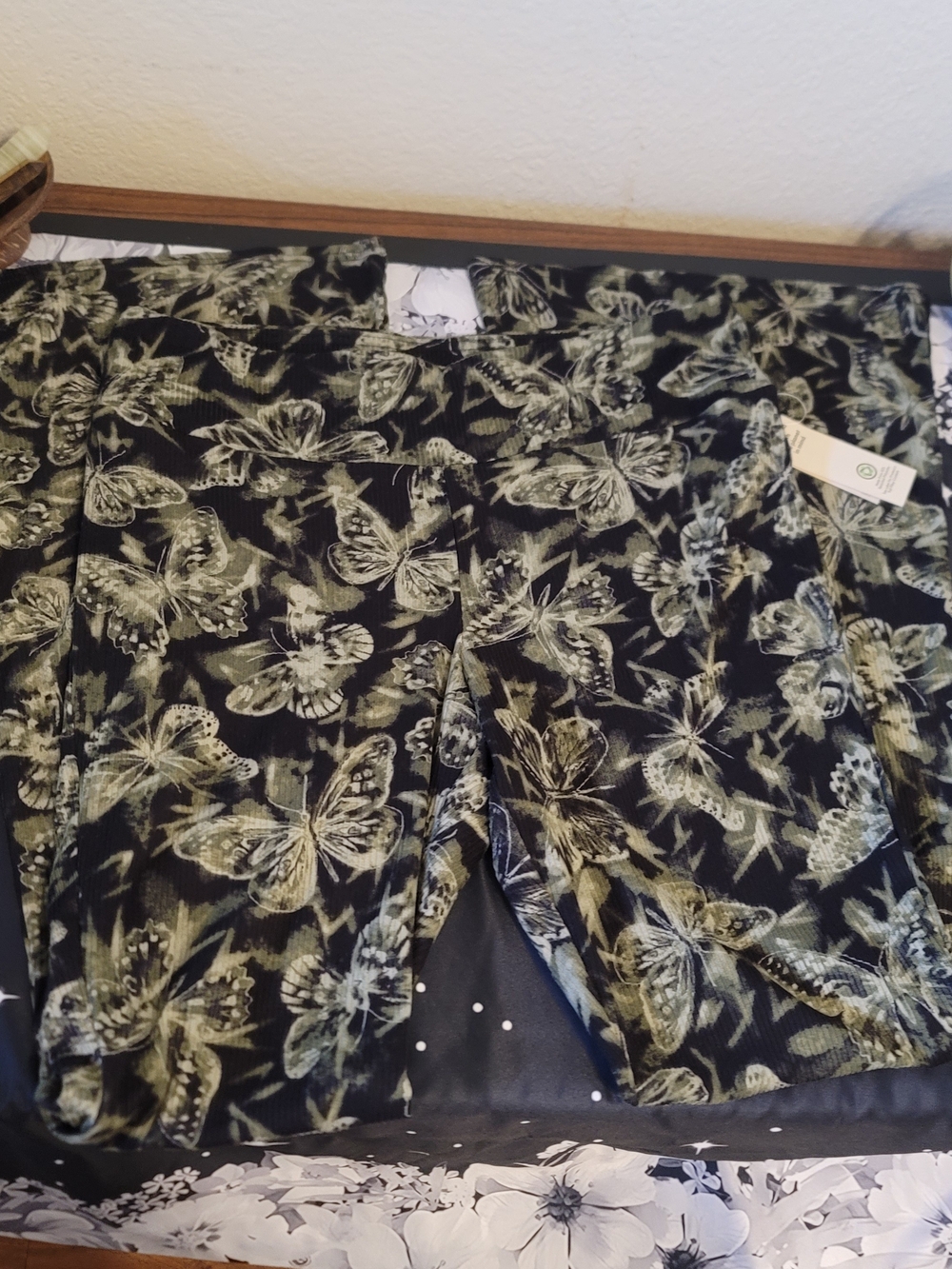 No Boundaries Black and Olive Green Butterfly Bell Bottom Leggings Size Large - Picture 2 of 9